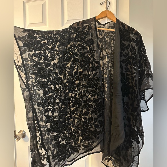 Black lace pancho, one size - Picture 2 of 4